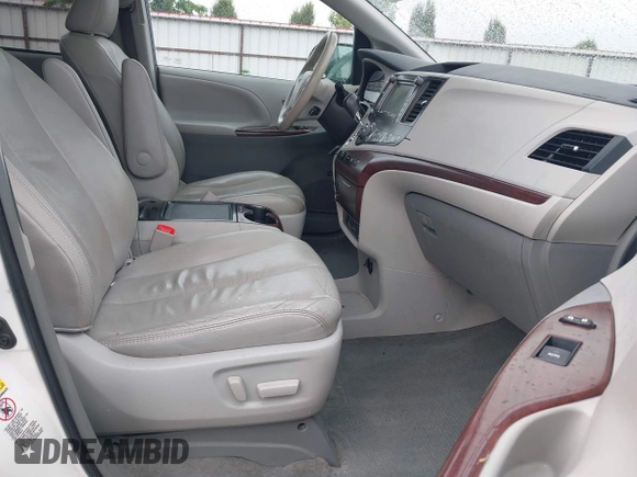 2012 Toyota Sienna XLE AAS z VIN 5TDYK3DC3CS215411, wystawiony jako IAAI lot #42333328 z przebiegiem 123 677 mil mil oraz . Historia ofert i sprzedaży dostępna na DreamBid. Obrazek 5.
