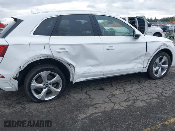 2021 Audi Q5 Prestige with VIN WA1CAAFY8M2099653, listed as a IAAI auction lot 41903022 with 27,611 mi miles. Bid and sale history available at carsss.com. Image 6.