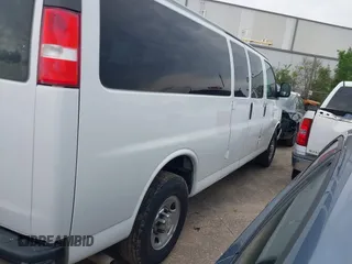 2019 Chevrolet Express Passenger LT z VIN 1GAZGPFG3K1364936, wystawiony jako IAAI lot #42137561 z przebiegiem 33 624 mil mil oraz . Historia ofert i sprzedaży dostępna na DreamBid. Obrazek 13.