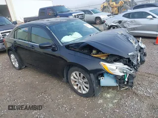 2014 Chrysler 200 Touring z VIN 1C3CCBBG1EN106224, wystawiony jako IAAI lot #41866087 z przebiegiem 141 635 mil mil oraz . Historia ofert i sprzedaży dostępna na DreamBid. Obrazek 1.