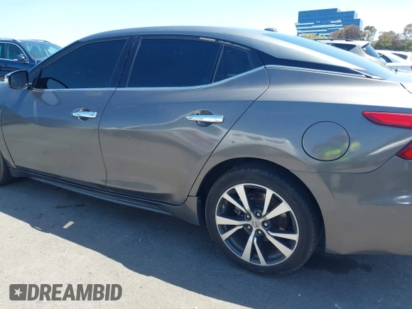 2018 Nissan Maxima Platinum z VIN 1N4AA6AP1JC388815, wystawiony jako IAAI lot #42098902 z przebiegiem 80 677 mil mil oraz . Historia ofert i sprzedaży dostępna na DreamBid. Obrazek 19.