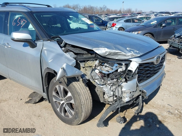 2020 Toyota Highlander XLE with VIN 5TDHZRBH4LS003176, listed as a IAAI auction lot 41696547 with 63,706 mi miles. Bid and sale history available at carsss.com. Image 6.