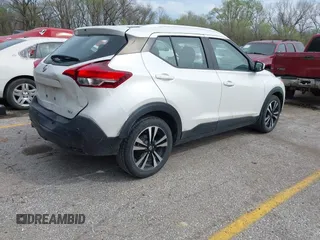 2020 Nissan Kicks SV z VIN 3N1CP5CVXLL545498, wystawiony jako IAAI lot #41940641 z przebiegiem 74 554 mil mil oraz . Historia ofert i sprzedaży dostępna na DreamBid. Obrazek 4.