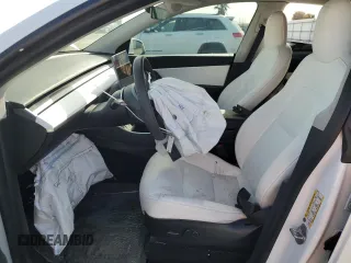 2021 Tesla Model Y Standard Range z VIN 5YJYGDED9MF110473, wystawiony jako Copart lot #53850085 z przebiegiem 46 242 mil mil oraz Szkoda całkowita • Salvage title. Historia ofert i sprzedaży dostępna na DreamBid. Obrazek 7.