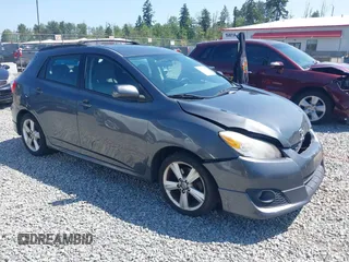 2009 Toyota Matrix S z VIN 2T1KE40E69C009155, wystawiony jako IAAI lot #42336551 z przebiegiem 212 876 mil mil oraz . Historia ofert i sprzedaży dostępna na DreamBid. Obrazek 1.