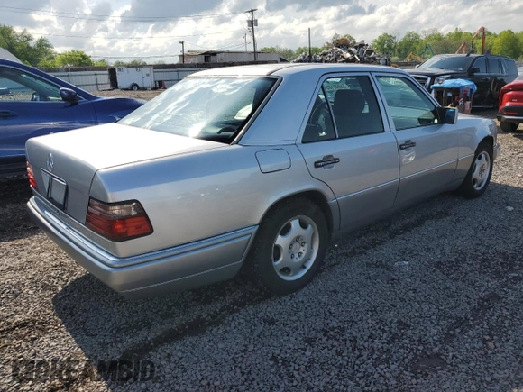1995 Mercedes-Benz E 320 with VIN WDBEA32E1SC228604, listed as a Copart auction lot 55938105 with 181,204 mi miles and Clean Title. Bid and sale history available at DreamBid. Image 3.