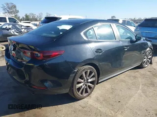 2022 Mazda 3 Carbon Edition z VIN JM1BPACLXN1507604, wystawiony jako IAAI lot #41408768 z przebiegiem 77 239 mil mil oraz . Historia ofert i sprzedaży dostępna na DreamBid. Obrazek 4.