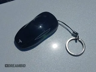 2018 Tesla Model S 75D z VIN 5YJSA1E25JF245269, wystawiony jako IAAI lot #42335263 z przebiegiem 56 086 mil mil oraz . Historia ofert i sprzedaży dostępna na DreamBid. Obrazek 11.