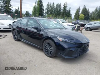 2025 Toyota Camry LE z VIN 4T1DBADK0SU000861, wystawiony jako IAAI lot #42131419 z przebiegiem 37 508 mil mil oraz . Historia ofert i sprzedaży dostępna na DreamBid. Obrazek 1.