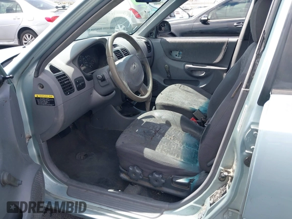2005 Hyundai Accent GLS z VIN KMHCG45C85U591452, wystawiony jako IAAI lot #42114303 z przebiegiem 173 832 mil mil oraz . Historia ofert i sprzedaży dostępna na DreamBid. Obrazek 5.