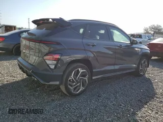 2024 Hyundai Kona N Line z VIN KM8HACA33RU056347, wystawiony jako Copart lot #54813225 z przebiegiem 40 756 mil mil oraz Szkoda całkowita • Salvage title. Historia ofert i sprzedaży dostępna na DreamBid. Obrazek 3.