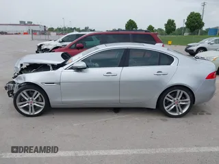 2017 Jaguar XE 35t Prestige z VIN SAJAK4BV2HA963732, wystawiony jako IAAI lot #42275319 z przebiegiem 32 600 mil mil oraz . Historia ofert i sprzedaży dostępna na DreamBid. Obrazek 13.