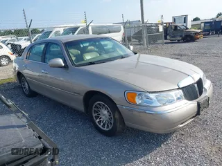 2000 Lincoln Town Car Signature с VIN 1LNHM82W9YY937526, выставлен на аукционе IAAI как лот 42809860 с пробегом 105 740 миль миль и . История ставок и продаж доступна на DreamBid. Изображение 1.