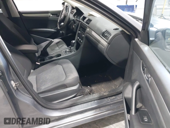 2012 Volkswagen Passat S z VIN 1VWAP7A3XCC050485, wystawiony jako IAAI lot #41690837 z przebiegiem 239 583 mil mil oraz . Historia ofert i sprzedaży dostępna na DreamBid. Obrazek 5.