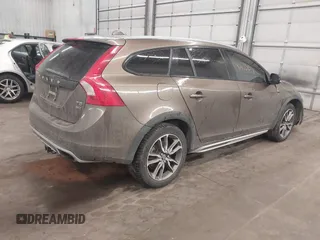2015 Volvo V60 Cross Country T5 with VIN YV4612HK8F1001602, listed as a IAAI auction lot 41435154 with 143,575 mi miles. Bid and sale history available at carsss.com. Image 4.