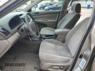 2002 Toyota Camry LE z VIN 4T1BE32K62U532998, wystawiony jako Copart lot #60786305 z przebiegiem 175 753 mil mil oraz Czysty tytuł • Clean title. Historia ofert i sprzedaży dostępna na DreamBid. Obrazek 7.
