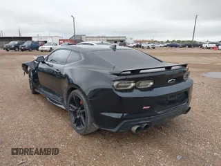 2019 Chevrolet Camaro 1SS z VIN 1G1FF1R70K0111514, wystawiony jako IAAI lot #41924277 z przebiegiem Nie podano mil oraz . Historia ofert i sprzedaży dostępna na DreamBid. Obrazek 3.