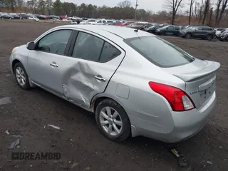 2013 Nissan Versa S Plus z VIN 3N1CN7AP9DL838834, wystawiony jako IAAI lot #41959162 z przebiegiem 94 906 mil mil oraz . Historia ofert i sprzedaży dostępna na DreamBid. Obrazek 6.