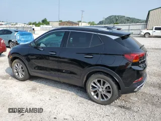 2022 Buick Encore GX Essence z VIN KL4MMGSL2NB116070, wystawiony jako Copart lot #60507625 z przebiegiem 40 067 mil mil oraz Szkoda całkowita • Salvage title. Historia ofert i sprzedaży dostępna na DreamBid. Obrazek 2.