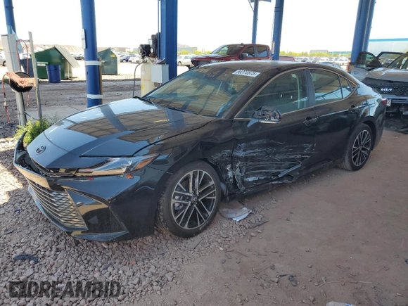 2025 Toyota Camry LE z VIN 4T1DAACK5SU592617, wystawiony jako Copart lot #56370875 z przebiegiem 1 615 mil mil oraz Szkoda całkowita • Salvage title. Historia ofert i sprzedaży dostępna na DreamBid. Obrazek 1.