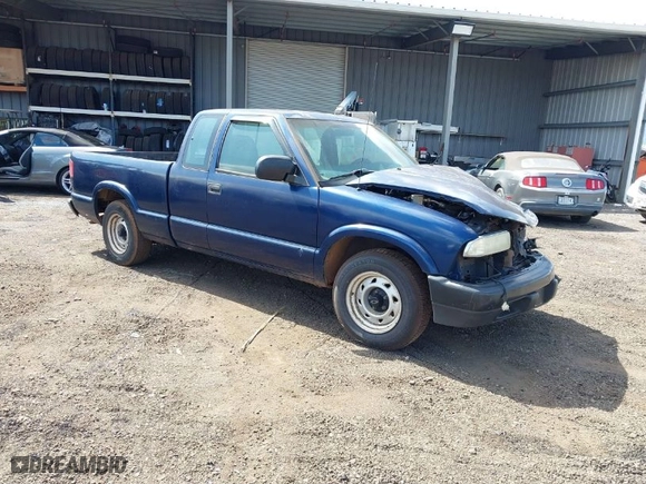 2003 Chevrolet S-10 LS with VIN 1GCCS19X238174168, listed as a IAAI auction lot 41540296 with 100,440 mi miles. Bid and sale history available at carsss.com. Image 1.