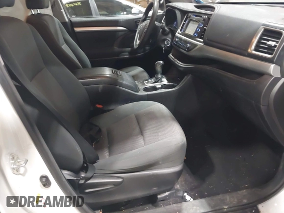 2018 Toyota Highlander LE z VIN 5TDZZRFH5JS250363, wystawiony jako IAAI lot #42049313 z przebiegiem 97 243 mil mil oraz . Historia ofert i sprzedaży dostępna na DreamBid. Obrazek 5.