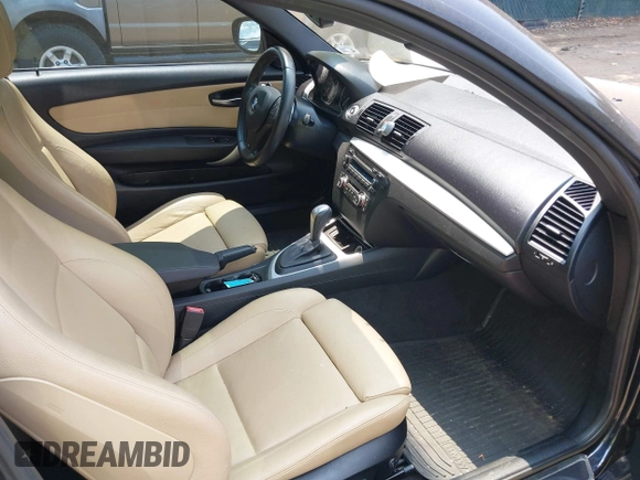 2013 BMW 1 Series 128i z VIN WBAUP7C56DVP24536, wystawiony jako IAAI lot #42423078 z przebiegiem 74 874 mil mil oraz . Historia ofert i sprzedaży dostępna na DreamBid. Obrazek 5.