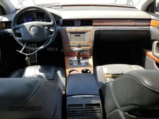 2005 Volkswagen Phaeton z VIN WVWAF03D458004076, wystawiony jako Copart lot #66794644 z przebiegiem Nie podano mil oraz Tytuł czysty. Historia ofert i sprzedaży dostępna na DreamBid. Obrazek 8.