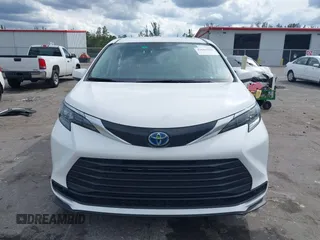 2024 Toyota Sienna LE with VIN 5TDKRKEC3RS193834, listed as a IAAI auction lot 41661835 with 15,617 mi miles. Bid and sale history available at carsss.com. Image 12.