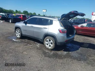 2018 Jeep Compass Latitude z VIN 3C4NJDBB2JT331854, wystawiony jako IAAI lot #42055969 z przebiegiem 135 175 mil mil oraz . Historia ofert i sprzedaży dostępna na DreamBid. Obrazek 3.