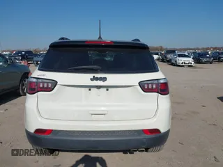 2019 Jeep Compass Altitude z VIN 3C4NJCBB2KT832402, wystawiony jako IAAI lot #41054965 z przebiegiem 84 804 mil mil oraz . Historia ofert i sprzedaży dostępna na DreamBid. Obrazek 16.