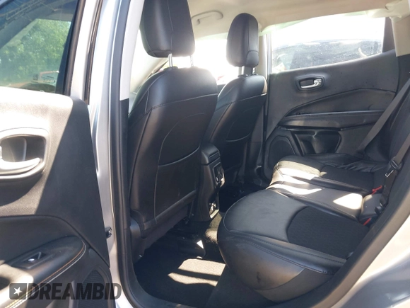 2019 Jeep Compass Latitude z VIN 3C4NJDBB6KT697110, wystawiony jako IAAI lot #42331753 z przebiegiem 52 897 mil mil oraz . Historia ofert i sprzedaży dostępna na DreamBid. Obrazek 8.