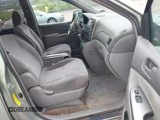 2006 Toyota Sienna CE z VIN 5TDZA23C56S420879, wystawiony jako IAAI lot #42534559 z przebiegiem 246 579 mil mil oraz . Historia ofert i sprzedaży dostępna na DreamBid. Obrazek 5.