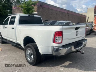2022 Ram 3500 Tradesman z VIN 3C63RRGL2NG157899, wystawiony jako Copart lot #59051295 z przebiegiem 86 935 mil mil oraz Tytuł czysty. Historia ofert i sprzedaży dostępna na DreamBid. Obrazek 3.