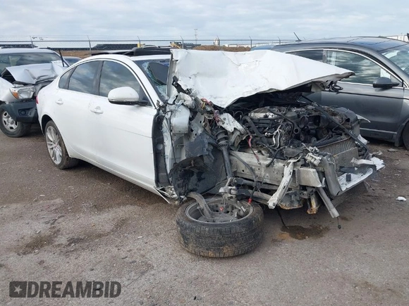 2017 Jaguar XF 35t Prestige with VIN SAJBE4BV8HCY31963, listed as a IAAI auction lot 41910705 with 1 mi miles. Bid and sale history available at carsss.com. Image 1.