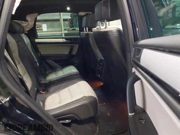 2017 Volkswagen Touareg Wolfsburg Edition z VIN WVGRF7BP0HD003232, wystawiony jako IAAI lot #41985161 z przebiegiem 165 850 mil mil oraz . Historia ofert i sprzedaży dostępna na DreamBid. Obrazek 8.