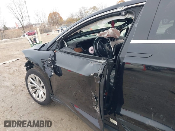 2017 Tesla Model X 90D z VIN 5YJXCBE26HF044710, wystawiony jako IAAI lot #40816228 z przebiegiem Nie podano mil oraz . Historia ofert i sprzedaży dostępna na DreamBid. Obrazek 22.