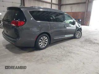 2018 Chrysler Pacifica Touring L z VIN 2C4RC1BG6JR352778, wystawiony jako IAAI lot #42244634 z przebiegiem 70 747 mil mil oraz . Historia ofert i sprzedaży dostępna na DreamBid. Obrazek 4.