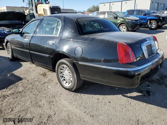1999 Lincoln Town Car Signature with VIN 1LNHM82W4XY721047, listed as a Copart auction lot 43968685 with 88,653 mi miles and Salvage Title. Bid and sale history available at carsss.com. Image 2.