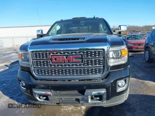 2019 GMC Sierra 2500HD Denali with VIN 1GT12SEYXKF224711, listed as a IAAI auction lot 41407508 with 77,158 mi miles. Bid and sale history available at carsss.com. Image 12.
