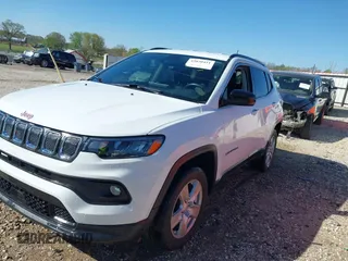 2022 Jeep Compass Latitude z VIN 3C4NJDBB2NT236443, wystawiony jako IAAI lot #42030411 z przebiegiem 57 223 mil mil oraz . Historia ofert i sprzedaży dostępna na DreamBid. Obrazek 17.