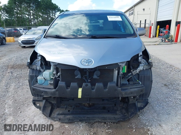 2017 Toyota Sienna LE Auto Access Seat z VIN 5TDKZ3DC9HS791965, wystawiony jako IAAI lot #42624689 z przebiegiem 88 383 mil mil oraz . Historia ofert i sprzedaży dostępna na DreamBid. Obrazek 6.