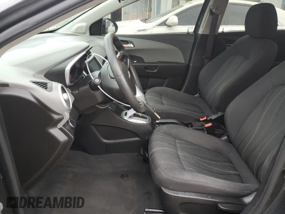 2017 Chevrolet Sonic LT z VIN 1G1JD5SH5H4145735, wystawiony jako Copart lot #54743105 z przebiegiem 108 652 mil mil oraz Szkoda całkowita • Salvage title. Historia ofert i sprzedaży dostępna na DreamBid. Obrazek 7.
