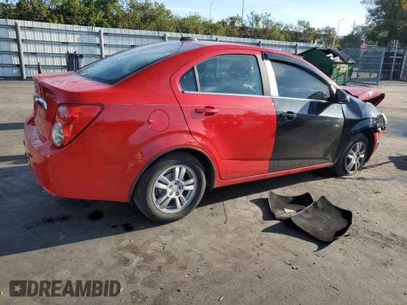 2015 Chevrolet Sonic LT z VIN 1G1JC5SH3F4176465, wystawiony jako Copart lot #50882295 z przebiegiem 76 029 mil mil oraz Szkody całkowita. Historia ofert i sprzedaży dostępna na DreamBid. Obrazek 3.