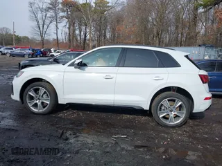 2025 Audi Q5 S line Premium z VIN WA1GAAFY2S2013915, wystawiony jako IAAI lot #41486503 z przebiegiem 649 mil mil oraz . Historia ofert i sprzedaży dostępna na DreamBid. Obrazek 14.