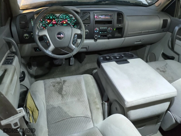 2011 GMC Sierra 2500HD SLE with VIN 1GT220CG5BZ389552, listed as a Copart auction lot 85121284 with 345,909 mi miles and Salvage Title. Bid and sale history available at carsss.com. Image 8.