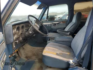 1988 GMC Suburban z VIN 1GKER16K5JF536794, wystawiony jako Copart lot #49308115 z przebiegiem 95 416 mil mil oraz Tytuł czysty. Historia ofert i sprzedaży dostępna na DreamBid. Obrazek 7.