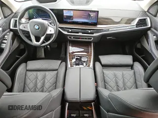 2024 BMW X7 xDrive40i z VIN 5UX23EM08R9V48892, wystawiony jako Copart lot #56059665 z przebiegiem 28 430 mil mil oraz Tytuł czysty. Historia ofert i sprzedaży dostępna na DreamBid. Obrazek 8.