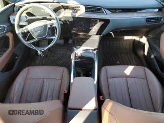 2022 Audi e-tron Premium z VIN WA1AAAGE3NB030477, wystawiony jako Copart lot #45118825 z przebiegiem 59 393 mil mil oraz Szkody całkowita. Historia ofert i sprzedaży dostępna na DreamBid. Obrazek 8.