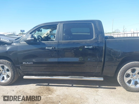 2020 Ram 1500 Big Horn z VIN 1C6SRFFT7LN137051, wystawiony jako IAAI lot #41839681 z przebiegiem 45 385 mil mil oraz . Historia ofert i sprzedaży dostępna na DreamBid. Obrazek 14.